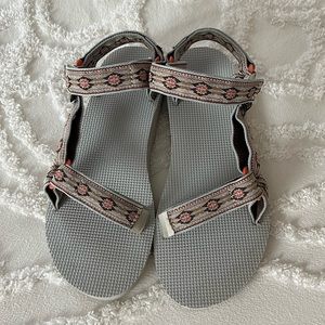 Teva Women’s Original Universal Sandal in Excellent Condition Size 8